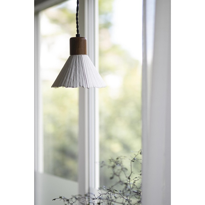 Biała papierowa lampka wisząca Linnea 16cm w oknie